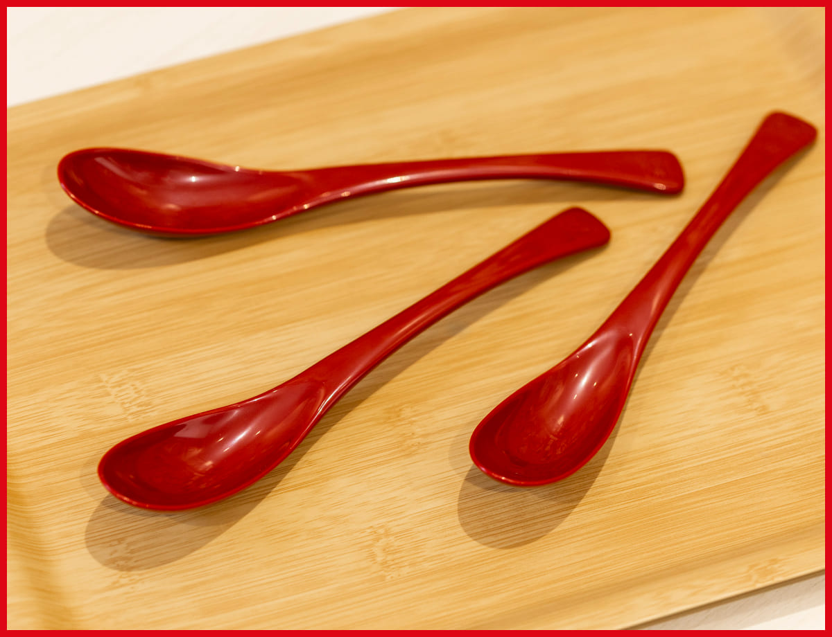 食べやすさを追求“赤さじ”登場