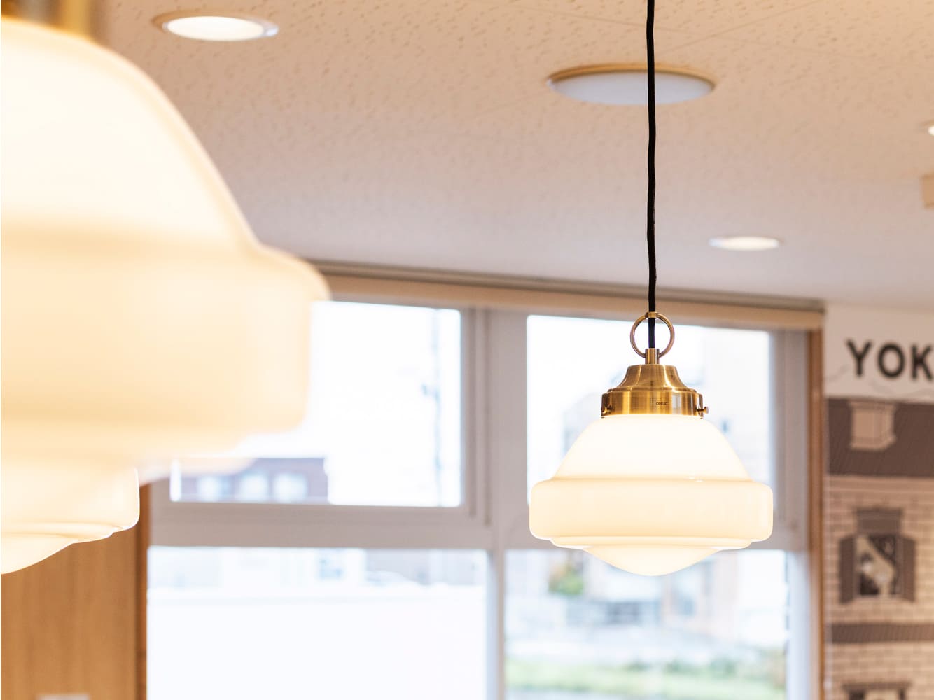 お客様が今まで以上に安心してお食事できるよう、店内をより明るく照らす照明に一新しました