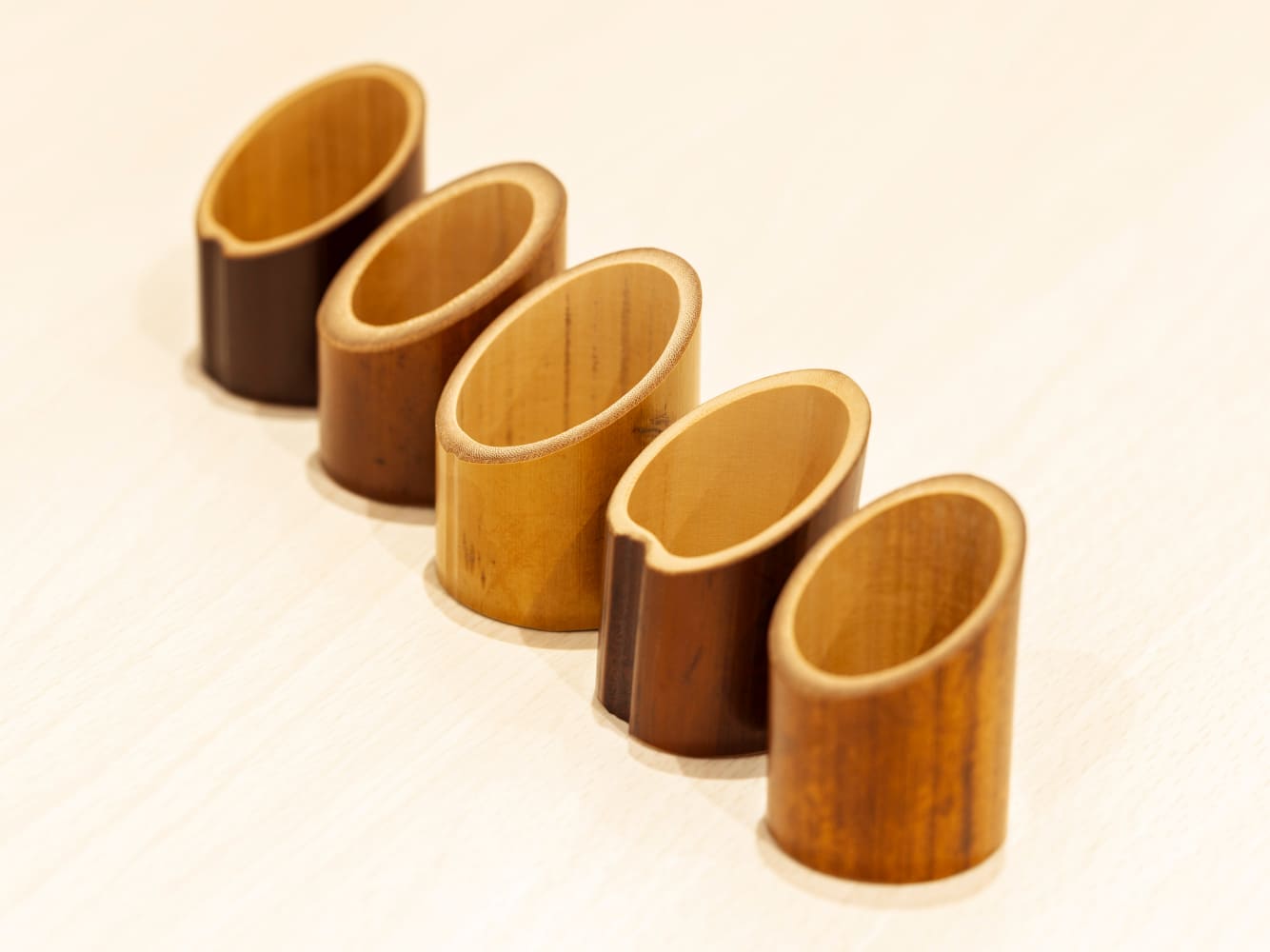 職人が一つひとつ手作りしたこだわりの伝票入れは、ちょっとした特別感を与えてくれます。