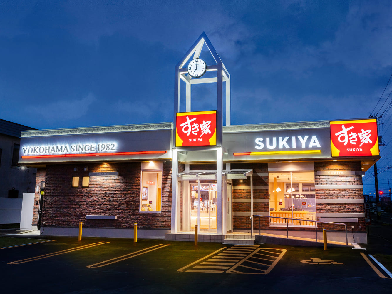 夜間も安心してお客様に来ていただけるよう、店外をより明るく照らせる照明にしました。